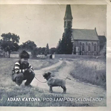 Pod lampou skloněnou