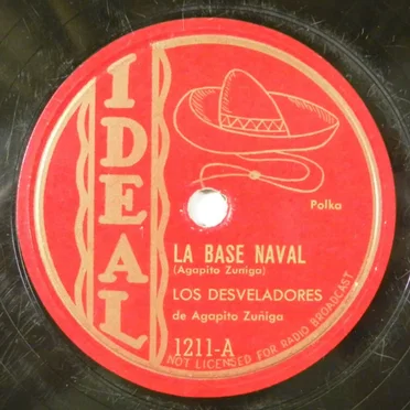 La base naval / Noches felices