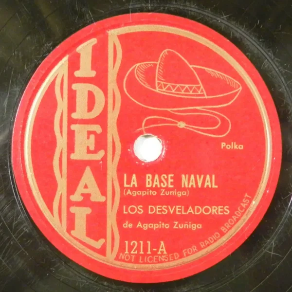 La base naval / Noches felices