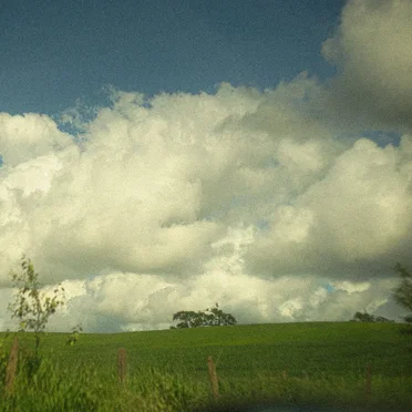Hay algo sobre el reflejo del cielo en el pavimento mojado que no me deja pensar en algo que no seas tú
