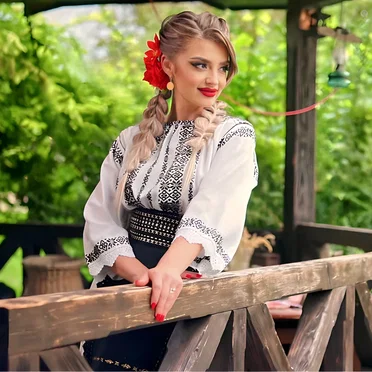Mi S‐O Insurat Prietenii by Alexandra Creț - album cover