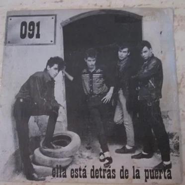 Ella está detrás de la puerta