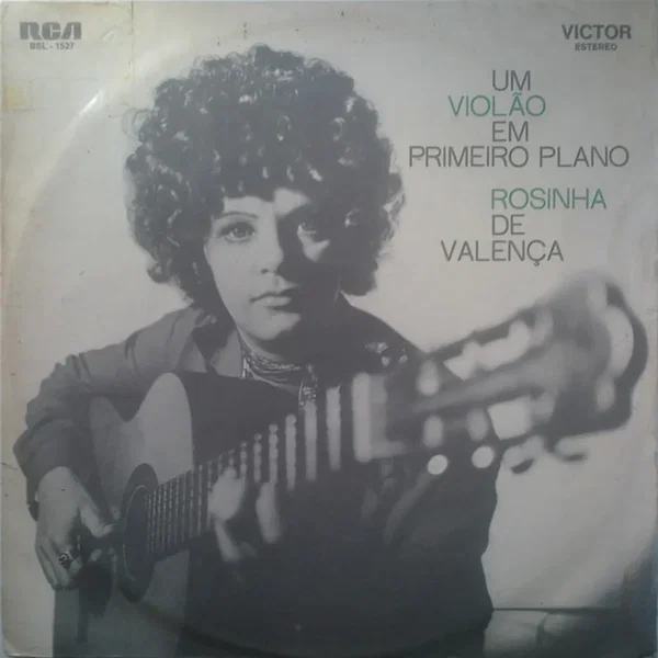 Um violão em primeiro plano