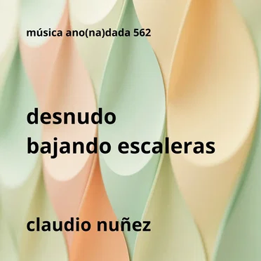 Desnudo bajando escaleras