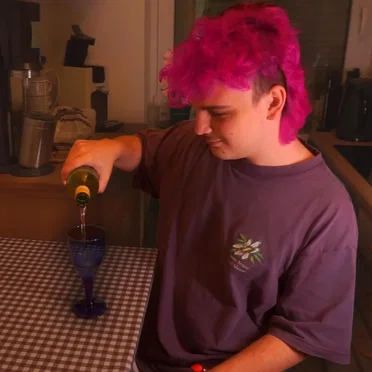 mach den Wein auf