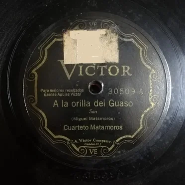A la orilla del Guaso / Lágrimas negras by Cuarteto Matamoros - album cover