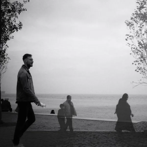 Os passos seguem como um espelho