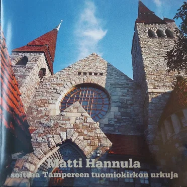 Matti Hannula soittaa Tampereen tuomiokirkon urkuja