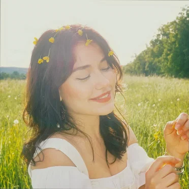 gülüşünde bi' şey var