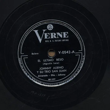 El último beso / Vagabundo by Johnny Albino y su Trío San Juan - album cover