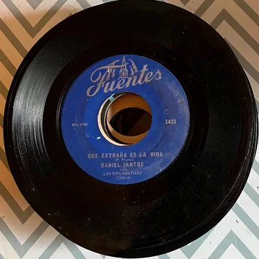 Que extraña es la vida / Corazón no llores