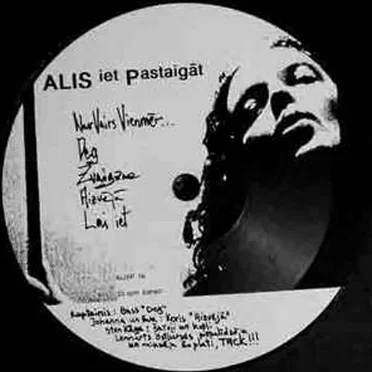 Alis iet pastaigāt