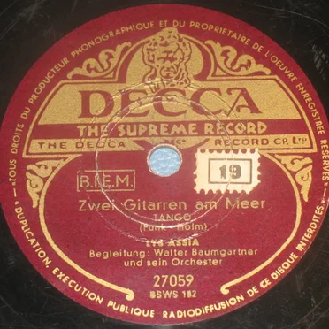 Zwei Gitarren am Meer