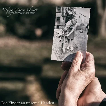 Die Kinder an unseren Händen by Nadine Maria Schmidt & Frühmorgens am Meer - album cover