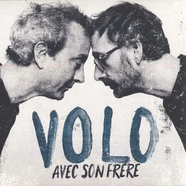 Avec son frère