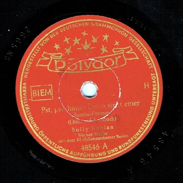 Pst, pst, hinter Ihnen steht einer / Am Samstag um vier