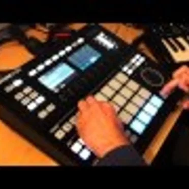 Building Track Live - NI Maschine Studio by SignalMover - album cover