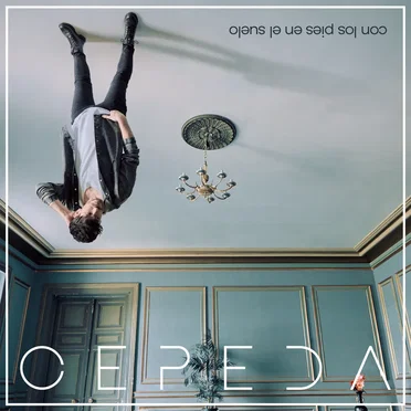 Con los pies en el suelo by Cepeda - album cover