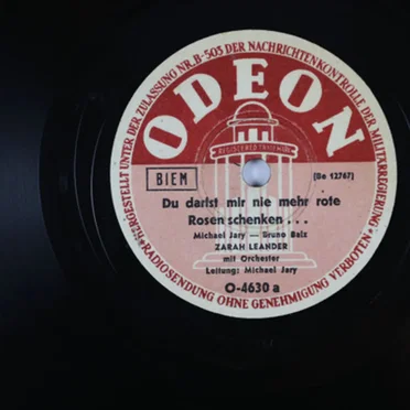 Du darfst mir nie mehr rote Rosen schenken! / … und dann tanz’ ich einen Czárdás!