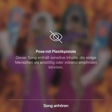 Pose mit Plastikpistole