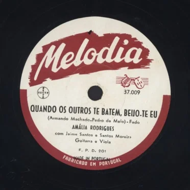Quando os outros te batem, beijo-te eu / Lá porque tens cinco pedras