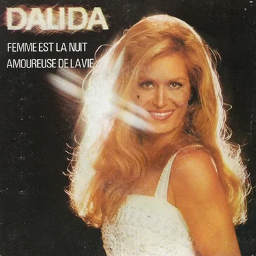 Femme est la nuit / Amoureuse de la vie