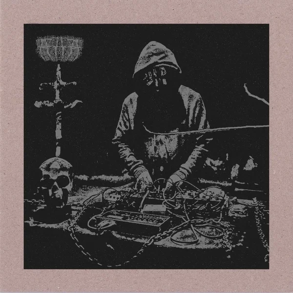 ☨