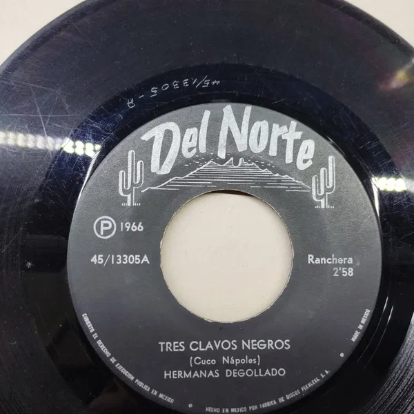 A la luz de una vela / Tres clavos negros