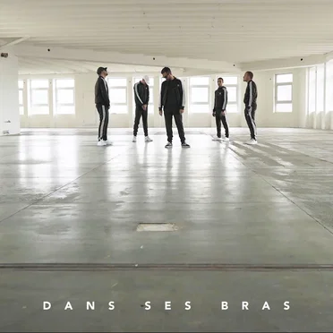 Dans ses bras