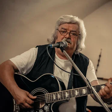 Tanar si Acum by Adrian Ivanițchi - album cover