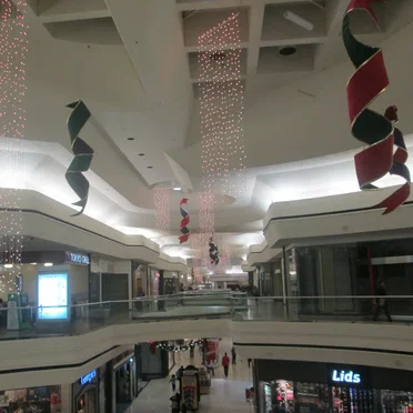 Hilltop Mall During Christmas Time