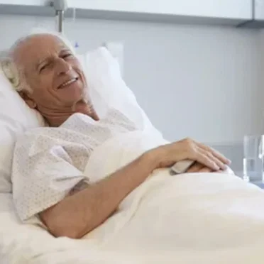 oude man met dementie in een ziekenhuis en hij zegt 24/7 kaas met C akkoord in de achtergrond en dru