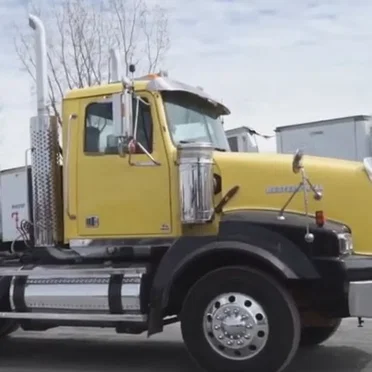 Attention ~ Camion jaune et gris