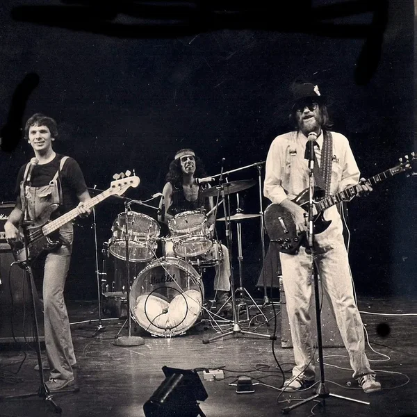 גרי אקשטיין ולהקת סתיו בהופעה חיה בבסיס צה״ל ברמת הגולן