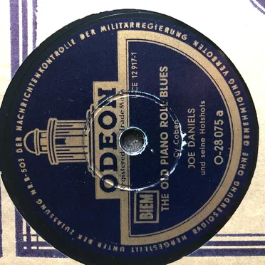 The Old Piano Roll Blues / Dixieland Rag by Joe Daniels und seine Hotshots - album cover