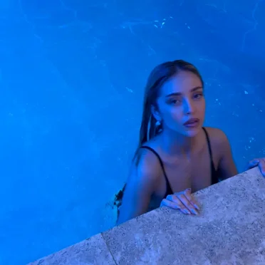 La gata bajo la lluvia