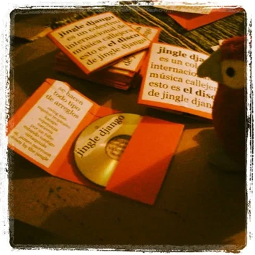 jingle django es un colectivo internacional de música callejera. esto es el disco de jingle django