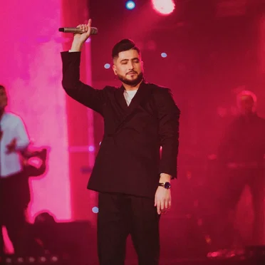 Sen gelmez oldun (live in Almaty)