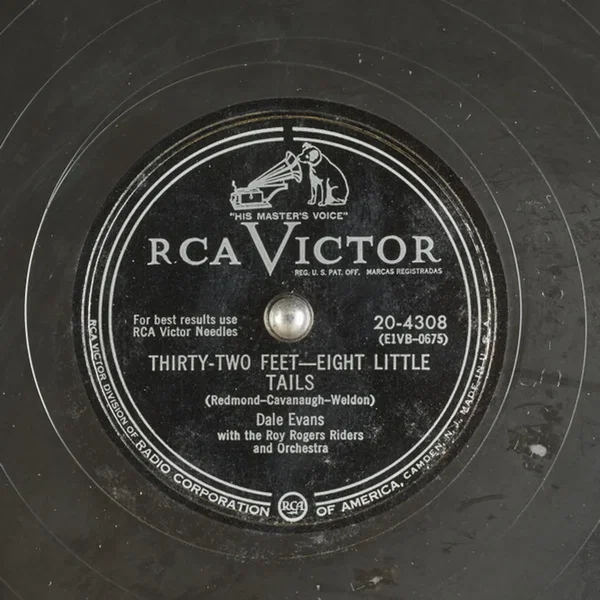 Thirty Two Feet - Eight Little Tails / Fuzzy Wuzzy