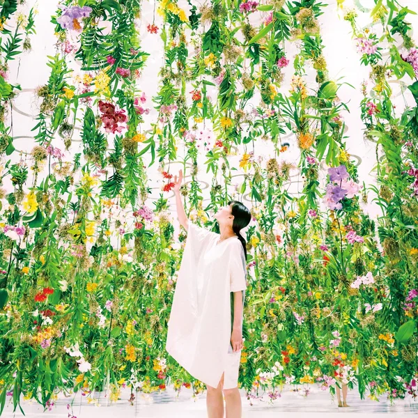 Floating Flower Garden ; 花と我と同根、庭と我と一体