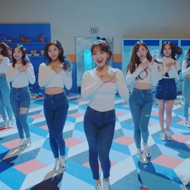 Heart Shaker by TWICE - album cover