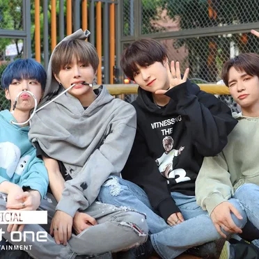 LOVE me by NINE.i - album cover