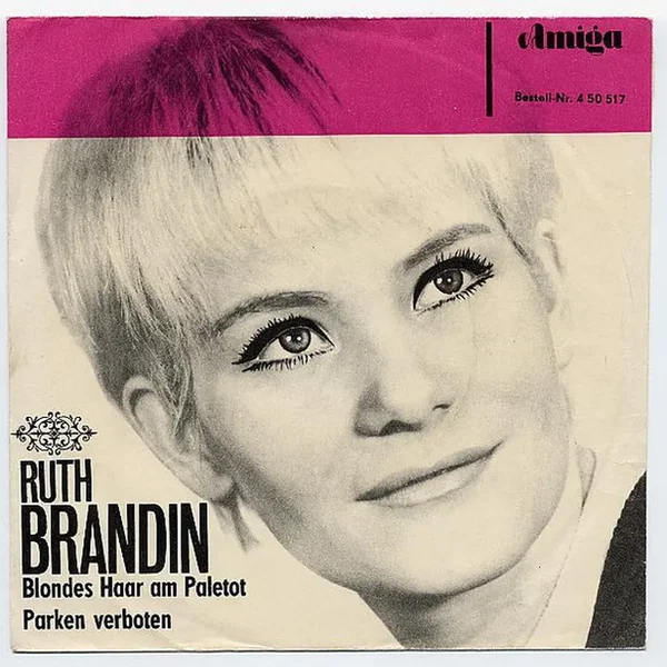 Blondes Haar am Paletot