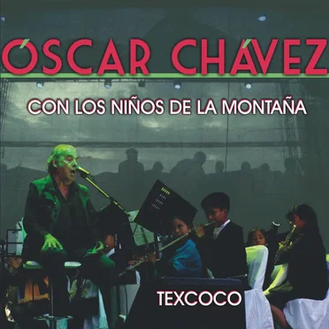 Óscar Chávez con los niños de la montaña