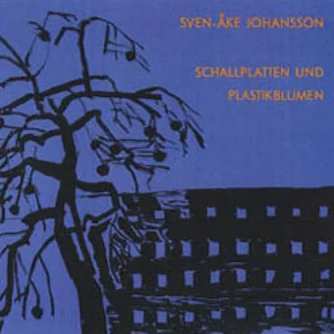 Schallplatten und Plastikblumen