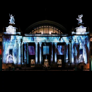 Universe of Water Particles on the Grand Palais