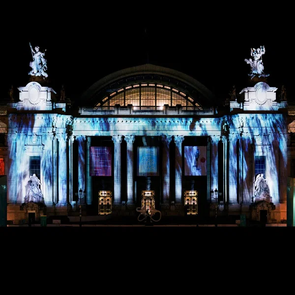 Universe of Water Particles on the Grand Palais