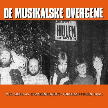 Ved siden av kjøkkenbordet