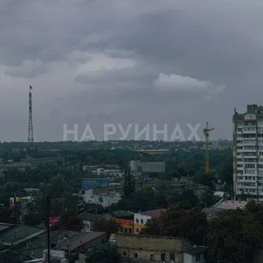 На руинах