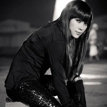 Trắng Đen by Mỹ Tâm - album cover